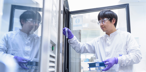 Pesquisador da AstraZeneca utilizando equipamento científico em laboratório de pesquisa e desenvolvimento